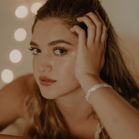 Meet the Posher Other - Meet your Posher, Alyssa